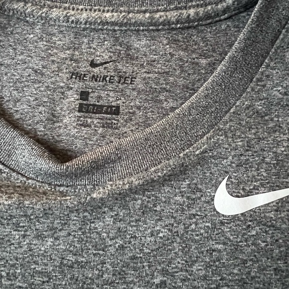 Nike shirt - Picture 2 of 3